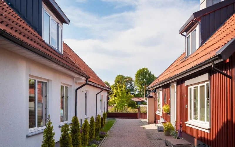 8. Byta hangrannor och stupror framsida pa parhus