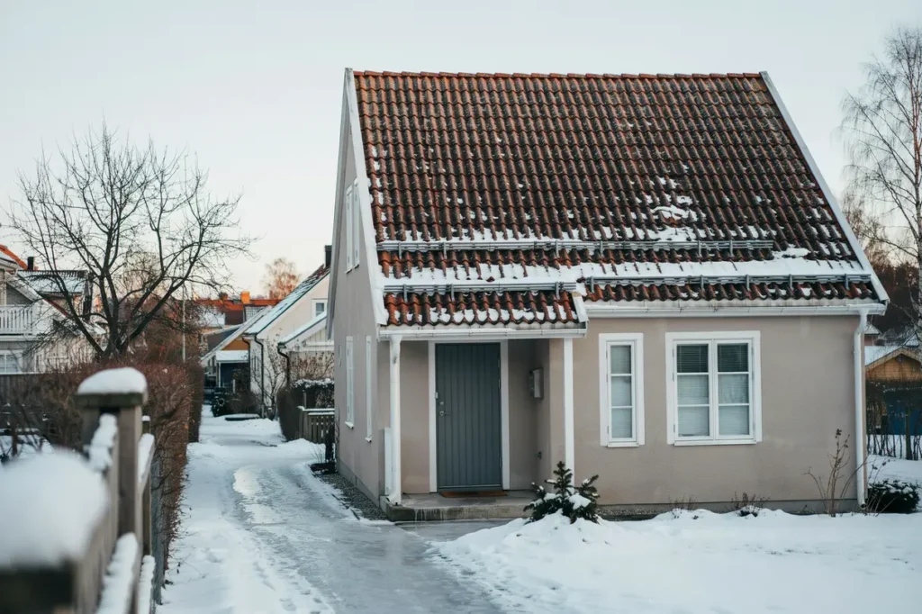 montera sn rasskydd p taket s skyddar du entr g ngv gar och m nniskor vintertid