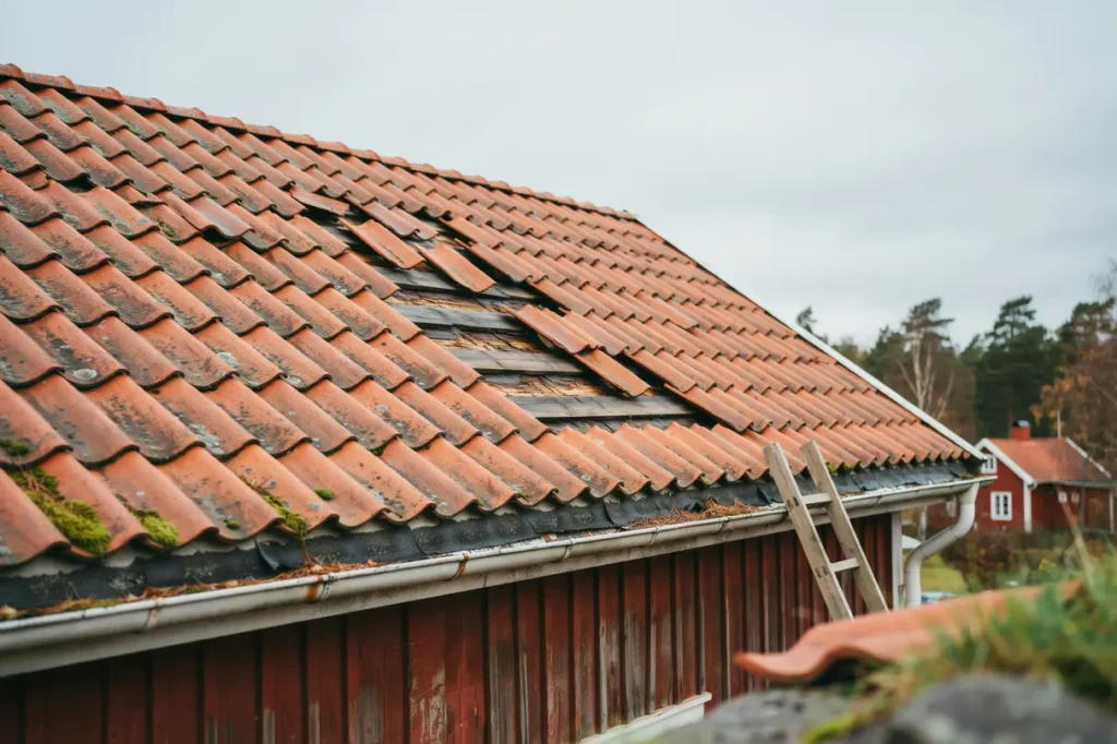 tecken p att undertaket r skadat s uppt cker du problemen innan renoveringen blir dyr